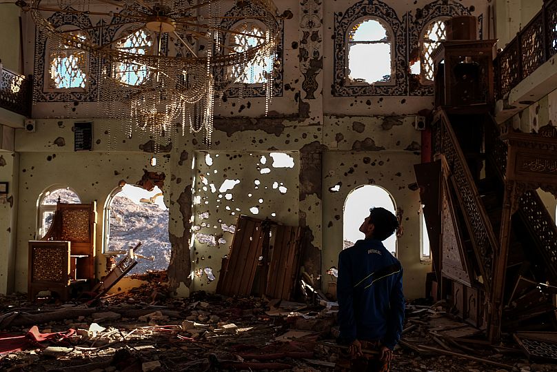 A lakosok a PKK militánsok elleni kormányzati műveletek során elpusztult Sirnak mecsetben lévő károkat vizsgálják meg, 2016. november 19 -én
