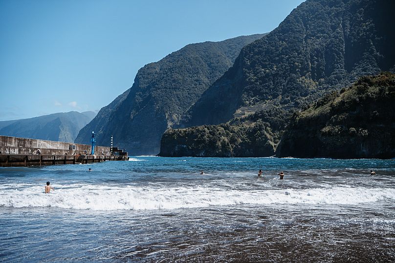 Kamba szerint a Madeirai kirándulás nem lenne teljes, anélkül, hogy megtapasztalná a búvárkodási lehetőségeket a zátonyok, a barlangok és a vulkáni kőzetek tengerpartja mentén.
