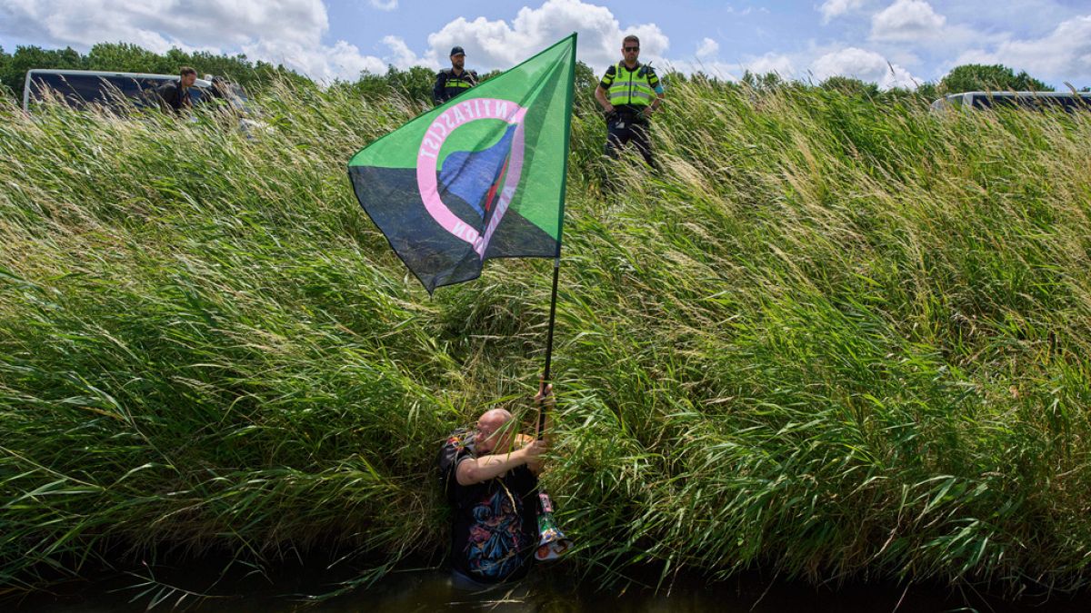 A holland rendõrség az éghajlati tiltakozást a hága közelében, a NATO csúcstalálkozója előtt