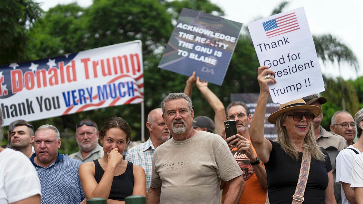 Több tucat fehér dél -afrikai ember adta menekült státuszt Trump új szabályának megfelelően