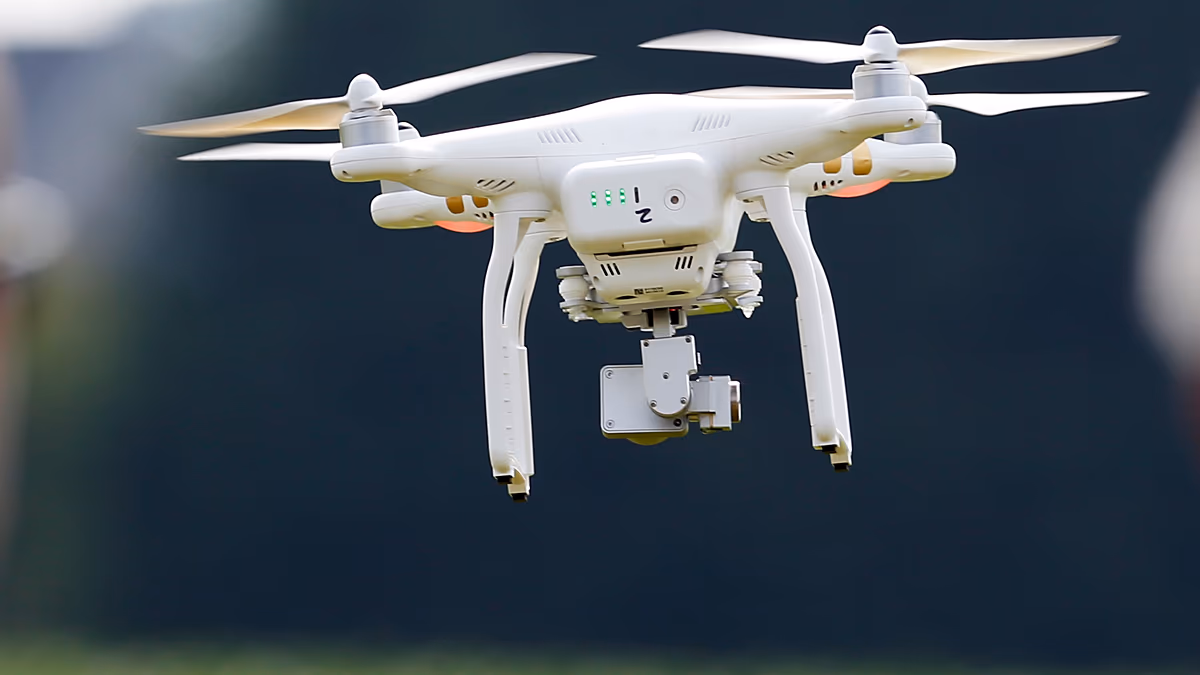 Az Egyesült Államok biztonsági kockázatokra hivatkozva betiltja az új kínai gyártású drónokat, köztük a globális vezető DJI-t