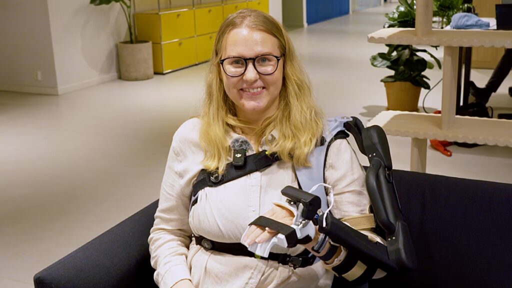 Ez a világ első teljes kar külső váza, amely nagyobb függetlenséget biztosít a stroke-os betegeknek