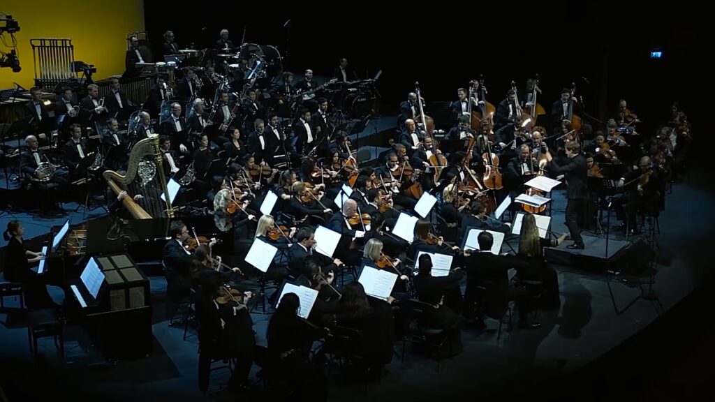 Hogyan keveri a Katari Filharmonikus Zenekar a kultúrákat egy színpadon