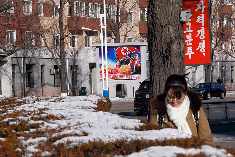 Emberek sétálnak Phenjan központi kerületének utcáin, 2025. december 25 