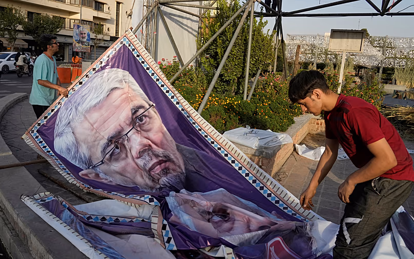 A munkások portrét készítenek az iráni hadsereg vezérkarának néhai főnökéről, Mohammad Hossein Bagheri tábornokról, akit az izraeli sztrájk során öltek meg júniusban Teheránban, 2025. szeptember 22.