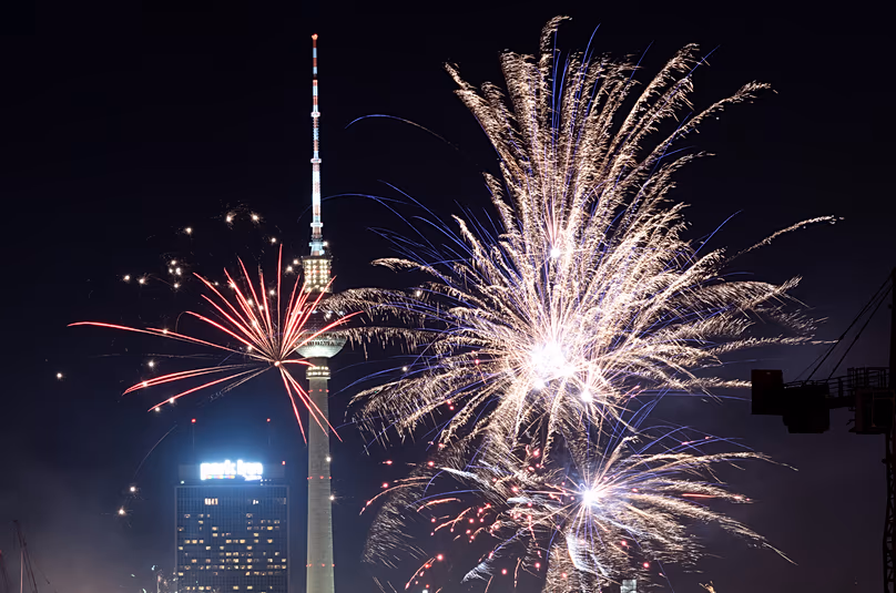 Tűzijáték robbant a berlini tévétorony körül a berlini újévi ünnepségek alkalmával, 2024. január 1.