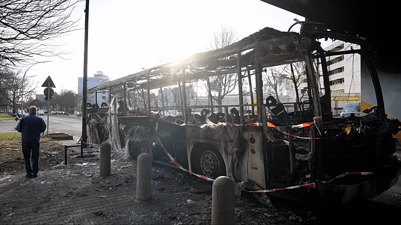 Egy kiégett busz a berlini Neuköllnben, 2023. január 3