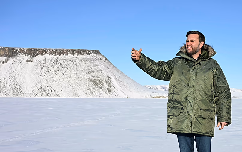 FÁJL: JD Vance, az Egyesült Államok alelnöke gesztikulál, miközben a Pituffik űrbázison jár, 2025. március 28.