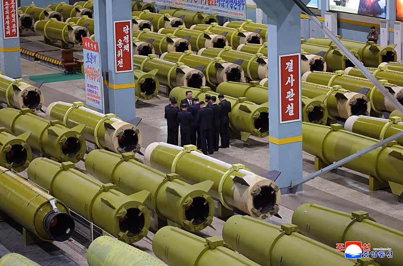 Kim Dzsong Un észak-koreai vezető rakéta- és lövedékgyártást vizsgált meg egy ismeretlen helyen lévő gyárban 2025. december 26-án