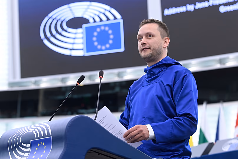 Jens-Frederik Nielsen grönlandi miniszterelnök beszédet mond az Európai Parlamentben Strasbourgban, 2025. október 8-án
