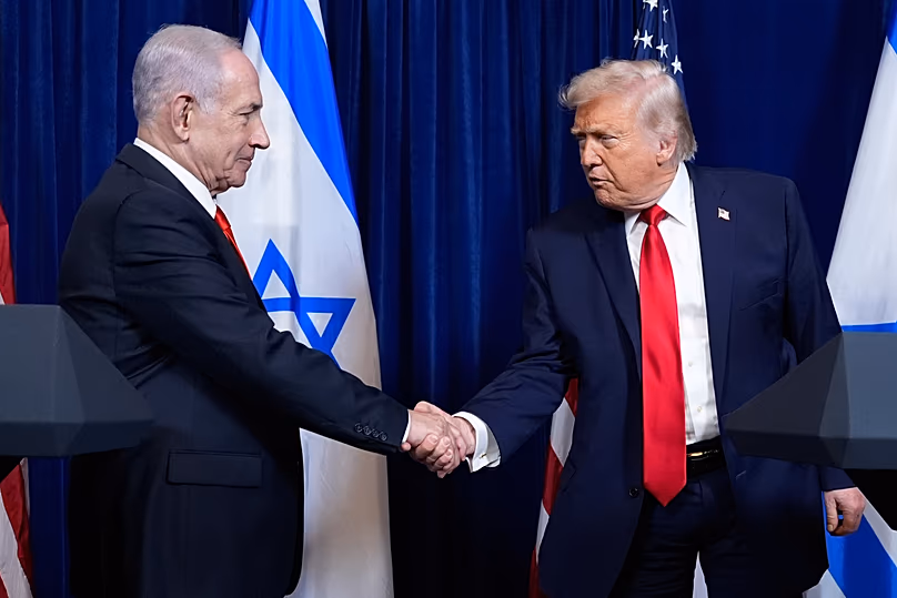 Donald Trump amerikai elnök kezet fog Benjamin Netanjahu izraeli miniszterelnökkel a Mar-a-Lago-i sajtótájékoztatón, 2025. december 29-én.