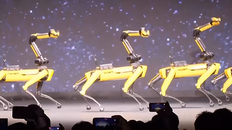 A Boston Dynamics Spot robotkutyáinak egy csoportja K-popra táncol 