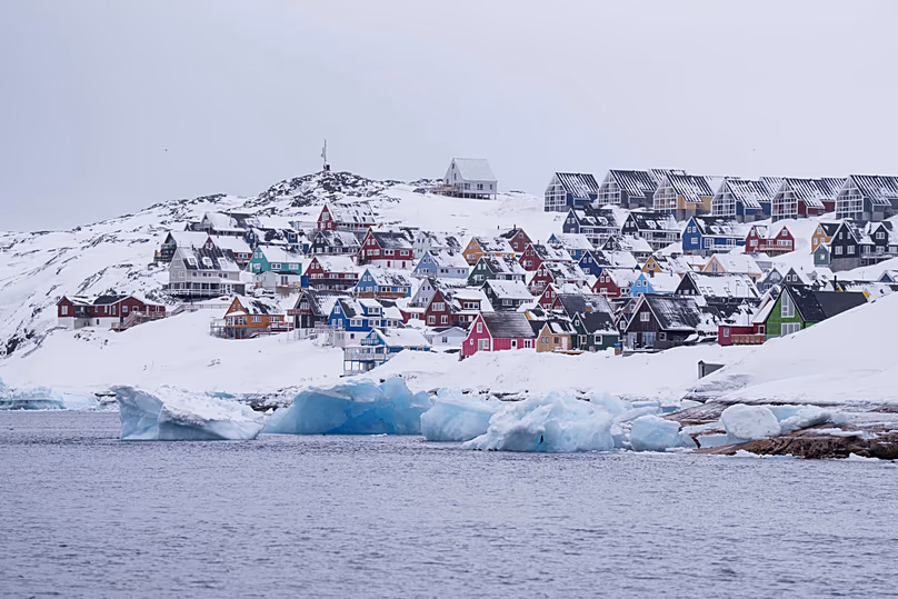 Színes, hóval borított házak láthatók a tenger felől Nuuk városában, 2025. március 6-án