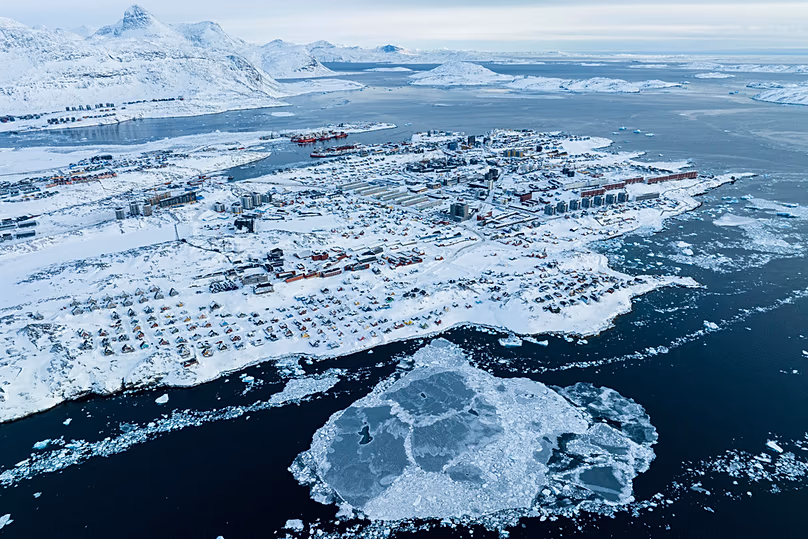 Hóval borított házak láthatók a grönlandi Nuuk tengeri öböl partján, 2025. március 7.