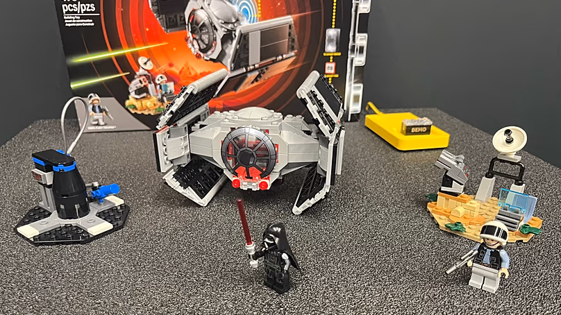 A Star Wars-szal kötött partnerség részeként a LEGO mélyen interaktív forgatókönyveket hozott létre, amelyeket az intelligens tégla technológiával játszhatsz.