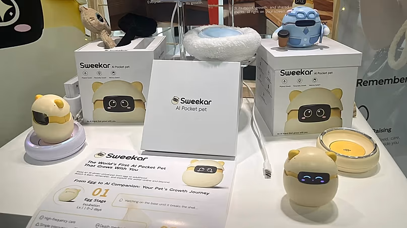 A kínai Takway AI cég bemutatta a Sweekart, és a világ első érzelmileg intelligens, fizikailag növekvő mesterséges intelligencia kedvencének nevezte. 