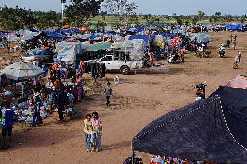 Az emberek a kambodzsai Banteay Menchey tartományban keresnek menedéket, 2025. december 14.