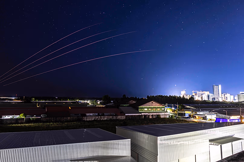 A thai hadsereg tüzérséget lő Kambodzsa felé, 2025. december 26-án