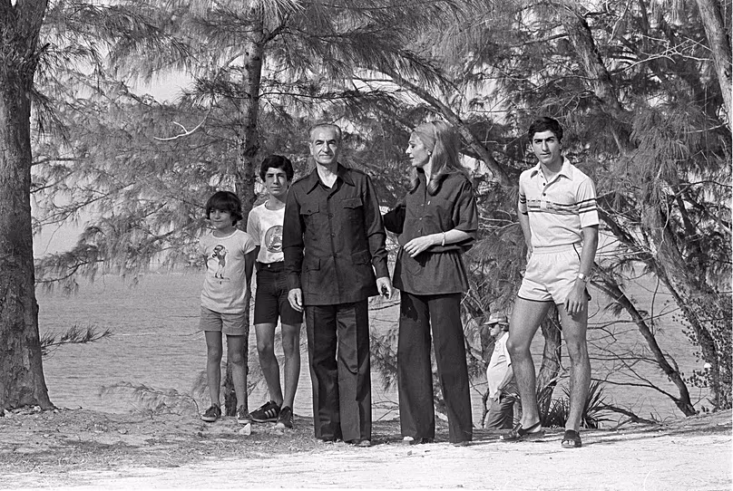 A megbuktatott iráni sah gyermekeivel és feleségével a Bahamákon nyaral, 1979. március 30-án. 