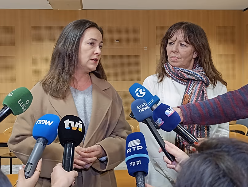 Rita Júdice igazságügyi miniszter és Teresa Leal Coelho, a Help UA.PT nagykövete újságíróknak adott interjúban