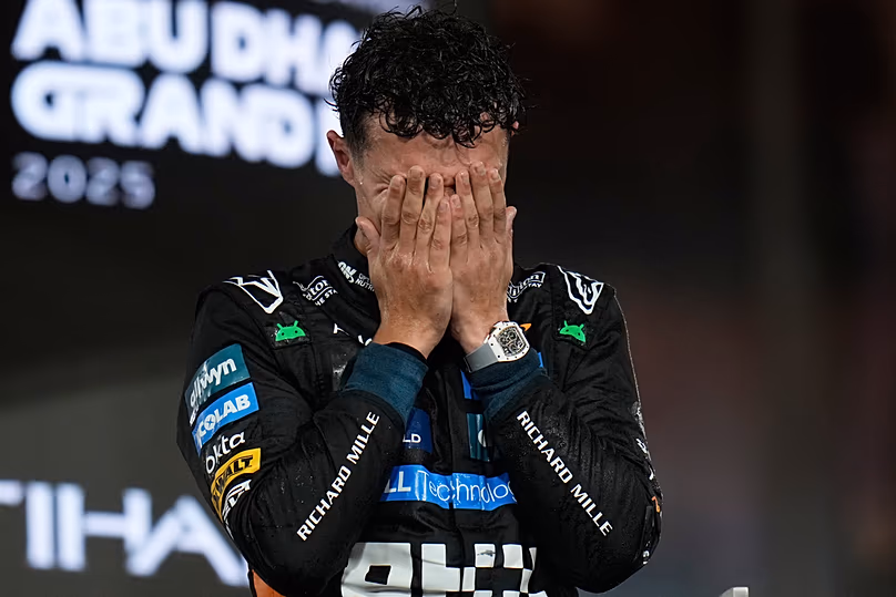 A McLaren brit pilótája, Lando Norris reagált, miután világbajnok lett az Abu-Dzabi Forma-1-es Nagydíj után, 2025. december 7-én, vasárnap Abu-Dzabiban (Egyesült Arab Emírségek).