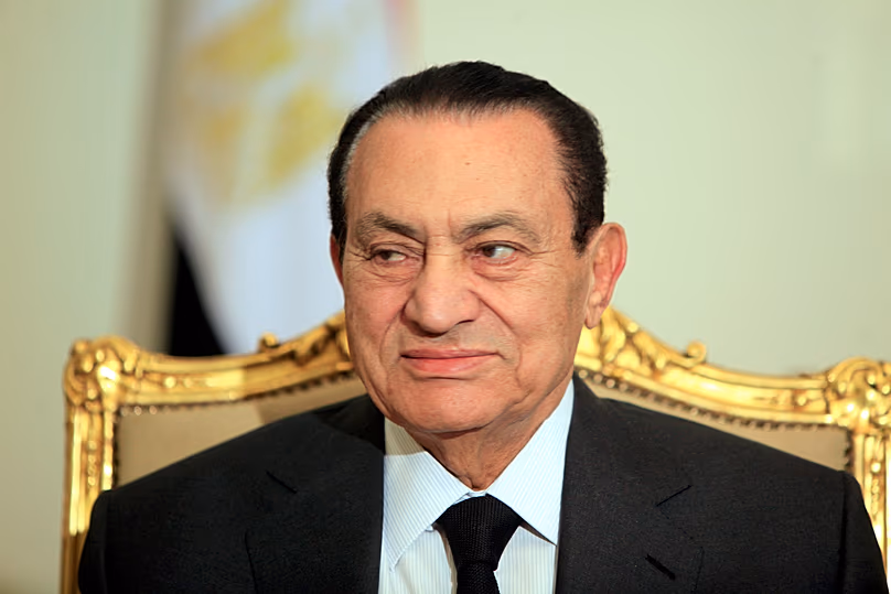 Hoszni Mubarak egyiptomi elnök találkozón vesz részt az Emirátusok külügyminiszterével a kairói elnöki palotában 2011. február 8-án 
