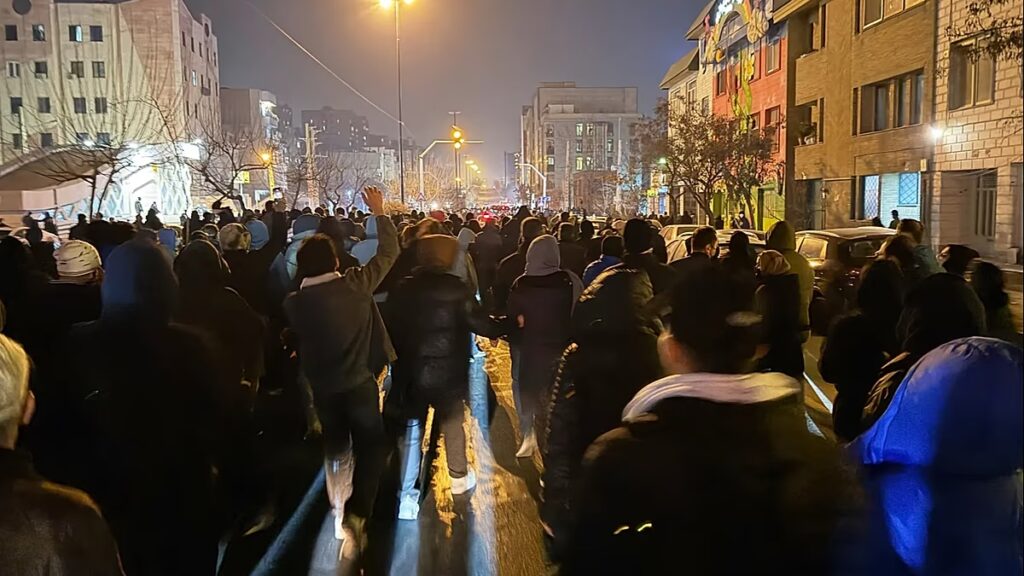 Valóban sikerülhet egy vezető nélküli forradalom? Néhány példa más országokból