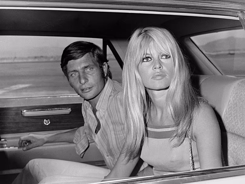 Brigitte Bardot francia filmszínésznő és férje, Gunter Sachs 1966. július 14-én, közvetlenül azelőtt pózolnak, hogy felszállnak egy bérelt repülőgépre nászútjukon Las Vegasban.