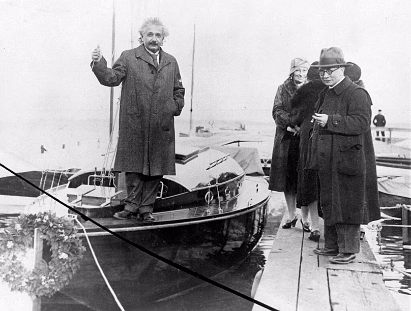 FÁJLOK: Albert Einstein professzor vitorlással pózol, amelyet 50. születésnapjára ajándékozott neki a Berliner Handelgesellschs Ftm, egy német bank, 1929. június
