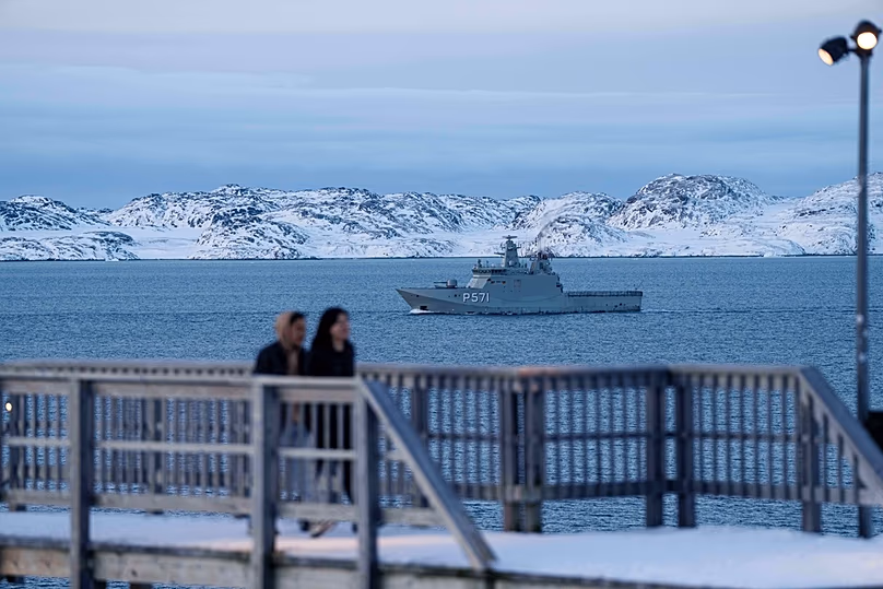 A Dán Királyi Haditengerészet HDMS Ejnar Mikkelsen katonai hajója a grönlandi Nuuk közelében járőrözött 2026. január 15-én, csütörtökön