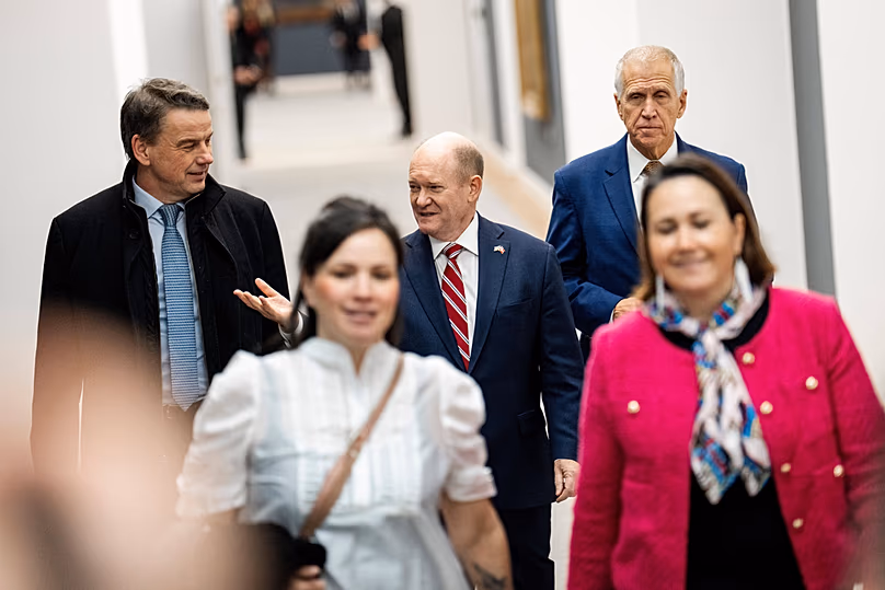 Chris Coons és Thom Tillis megérkeznek a dán parlamentbe, és egy grönlandi bizottság találkozik az amerikai kongresszus tagjaival Koppenhágában, 2026. január 16-án, pénteken.
