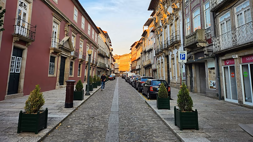 Egy színes utca Guimarãesben, Portugáliában.