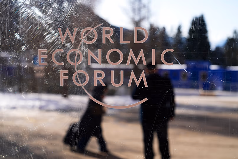 A Világgazdasági Fórum logója látható annak a Kongresszusi Központnak az ablakán, ahol az Annual Meeting Forum zajlik Davosban, 2026. január 18-án.