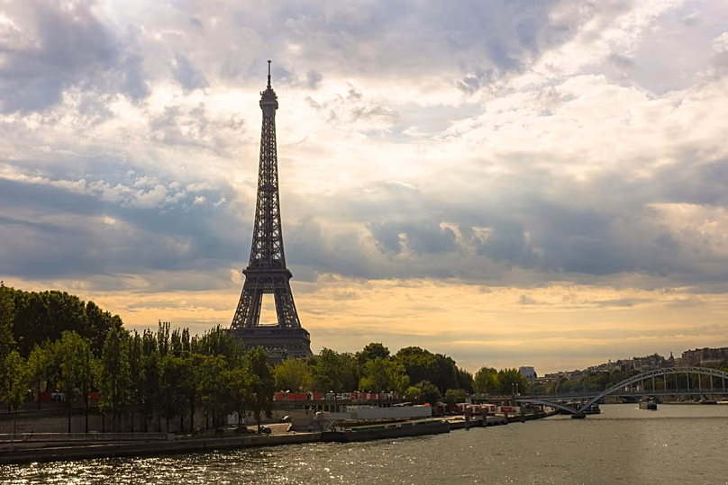 Kilátás a párizsi Eiffel-toronyra