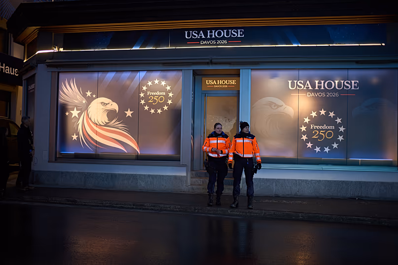Rendőrök őrködnek az USA House fiókhivatala előtt a Világgazdasági Fórum éves davosi ülésének kezdete előtt, 2026. január 18-án.