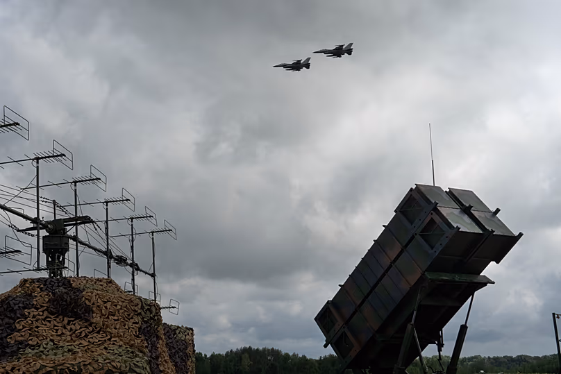 Ukrainische F-16-Kampfjets fliegen über einem Patriot-Luftabwehrsystem an einem geheimen Ort in der Ukraine, 2024. augusztus 4.