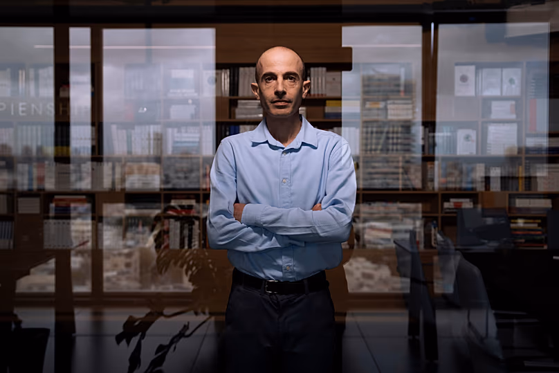Yuval Noah Harari izraeli történész, filozófus és bestseller-író 2023. március 30-án, csütörtökön pózol egy fotóhoz Tel-Avivban, Izraelben.