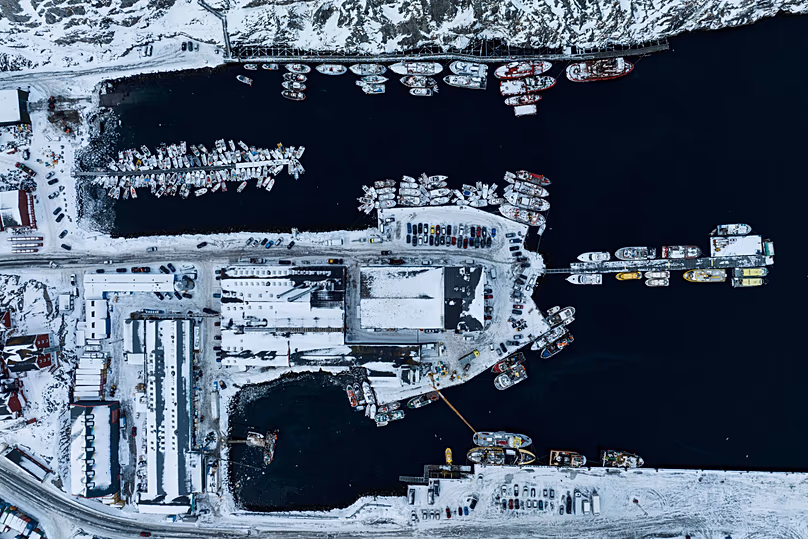 A hajók kikötnek Nuuk kikötőjében, 2026. január 22-én