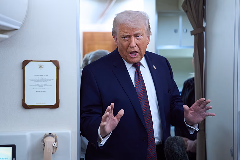 Donald Trump amerikai elnök újságírókkal beszél az Air Force One fedélzetén, miután elhagyta a davosi Világgazdasági Fórumot, 2026. január 22.