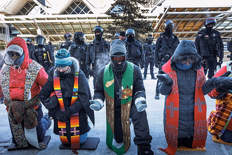A papok és a közösségi aktivisták a Minneapolis-St. Paul Nemzetközi Repülőtér, tiltakozva a kitoloncolt járatok ellen 2026. január 23-án, pénteken.