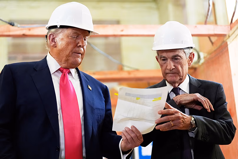 A Federal Reserve elnöke, Jerome Powell és Donald Trump amerikai elnök áttekinti a költségadatokat tartalmazó dokumentumot a Federal Reserve-nél tett látogatása során, 2025. július 24-én.