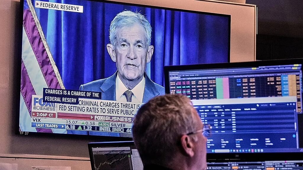 A Federal Reserve változatlanul tartja a kamatlábakat, dacolva azzal, hogy Trump csökkenteni akarja azokat