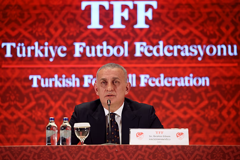 A Török Labdarúgó-szövetség elnöke, Ibrahim Hacıosmanoğlu 2025. október 27-én isztambuli sajtótájékoztatón beszél