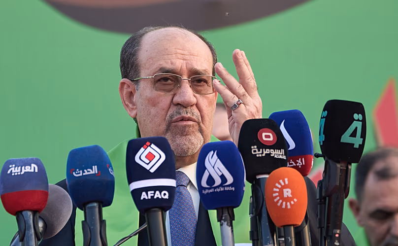 Núri al-Maliki volt iraki miniszterelnök a parlamenti választások előtt tartott politikai kampánygyűlésén beszél Bagdadban, 2025. november 7-én.