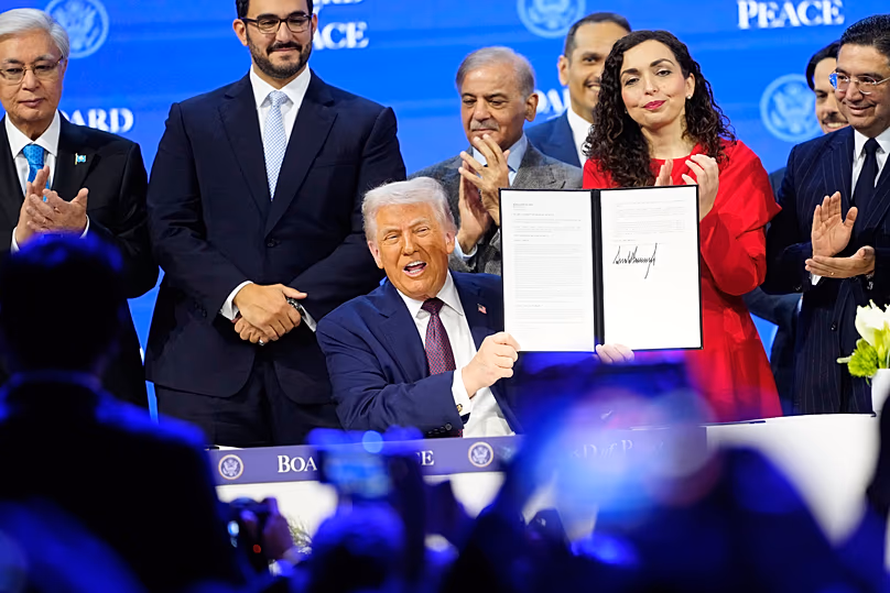 Donald Trump amerikai elnök tartja a davosi Világgazdasági Fórum alapokmányát, 2026. január 22.
