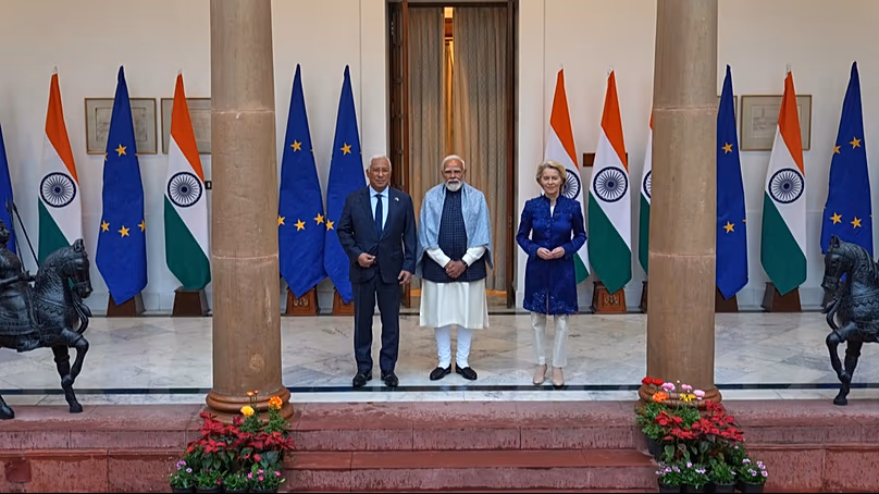 Modi indiai miniszterelnök az Európai Tanács elnökével, Antonio Costával és Ursula von der Leyennel, a Bizottság elnökével, Újdelhiben, 2026. január 27-én fényképezkedik.