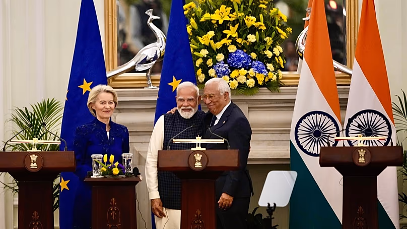 Von der Leyen balra, Modi középen és Costa, miután szabadkereskedelmi megállapodást kötöttek Újdelhiben, Indiában, 2026. január 27.