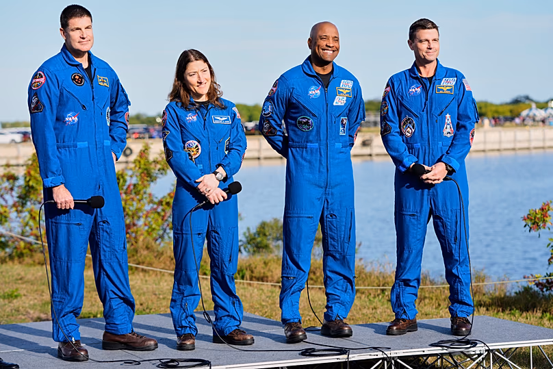 Balról a Kanadai Űrügynökség űrhajósa, Jeremy Hansen, a küldetés specialistája, Christina Koch, Victor Glover pilóta és Reid Wiseman parancsnok a Kennedy Űrközpontban. 