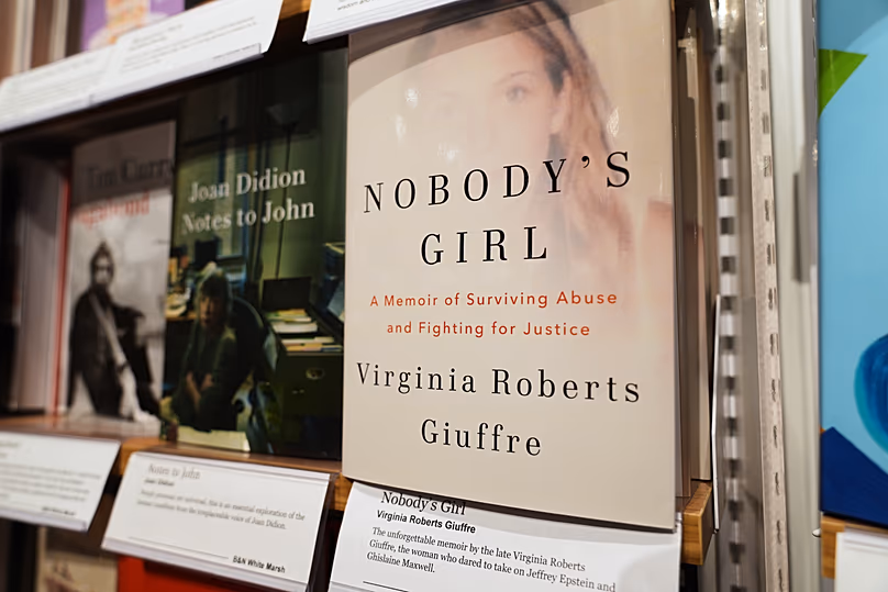 Virginia Roberts Giuffre könyvének egy példánya a Baltimore-i Barnes & Noble bolt polcán, 2025. október 21.