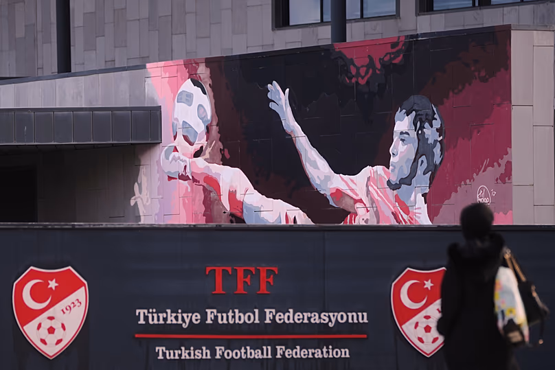 Török zászló leng a Török Labdarúgó-szövetség isztambuli központjában, 2025. november 12.